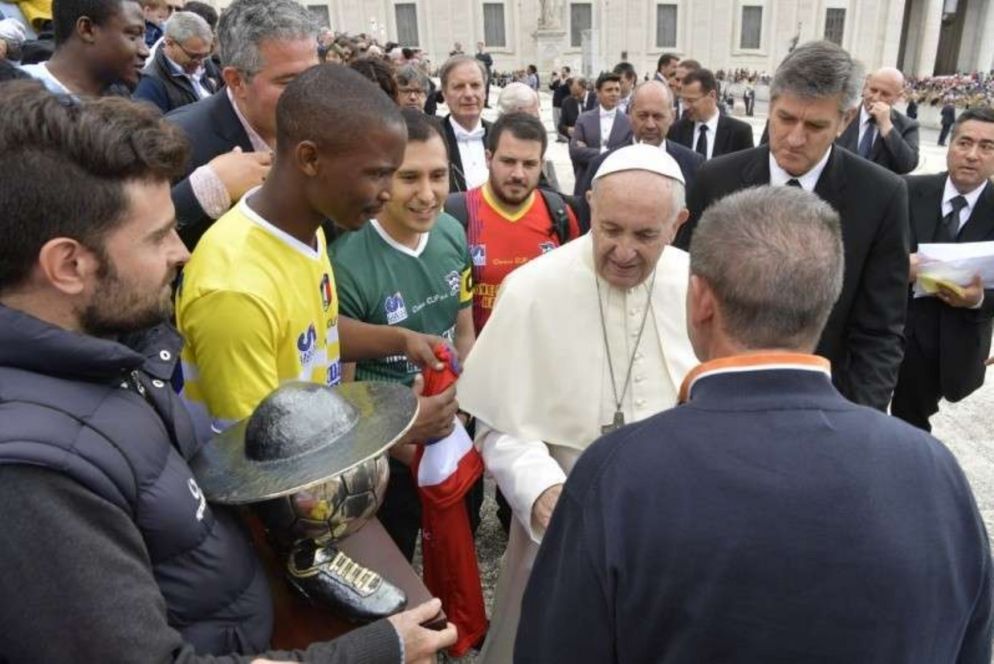 ll sudafricano Sifiso Ndlovu e lo statunitense William Nyce hanno regalato a Bergoglio le loro maglie da gara, personalizzate ad hoc con il nome del Pontefice. Su entrambe, quella biancogialla scudettata dei Leoni d’Africa campioni in carica, e quella a stelle e strisce del seminario Usa in evidenza la scritta “Dove ogni maglia ha un’anima”, l’inno del Centro Sportivo Italiano, un chiaro invito missionario ad identificare il valore di ogni individuo oltre al numero che si indossa.