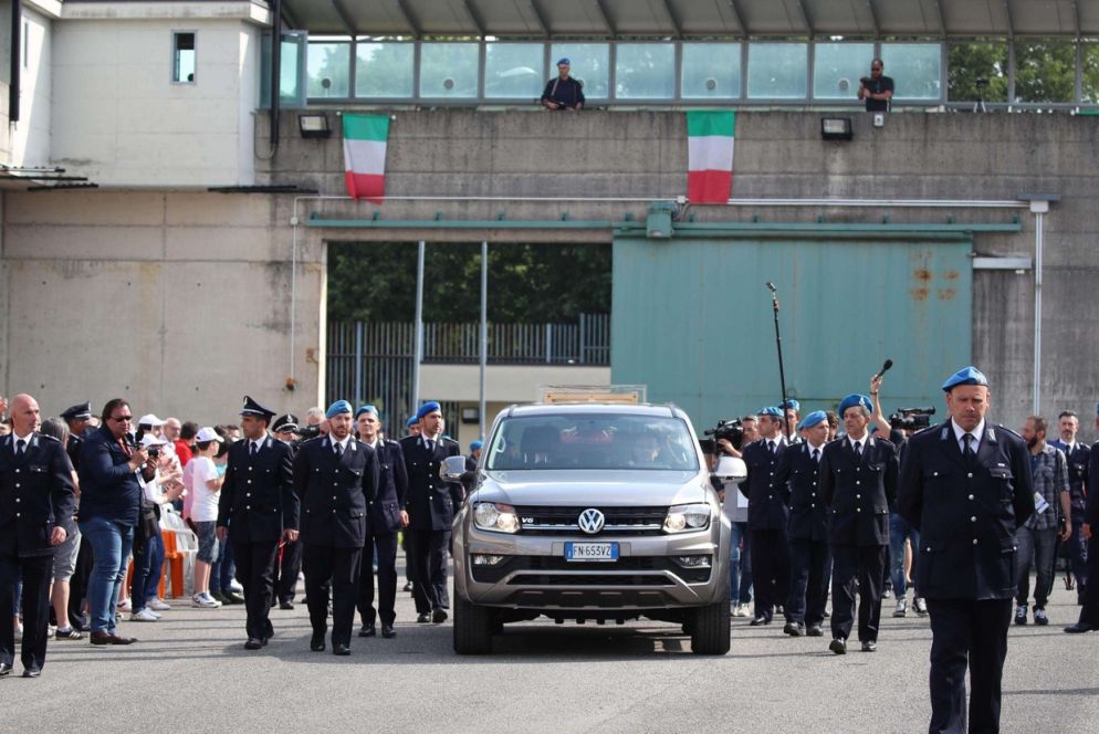 L'urna di Giovanni XXIII arriva nel carcere di Bergamo (Ansa)