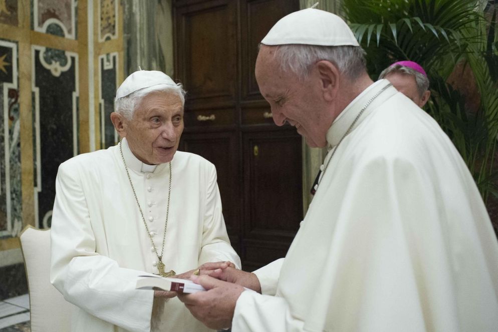 Il 28 giugno Francesco è con il papa emerito Benedetto XVI in occasione del 65° anniversario della sua ordinazione (Osservatore Romano)