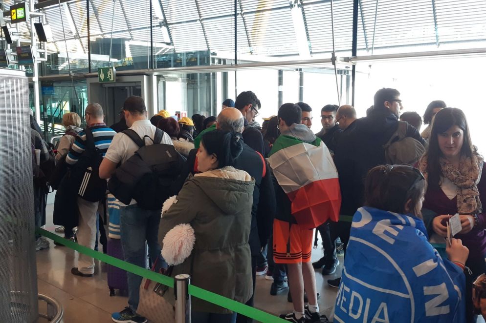 Aeroporto di Madrid: i gruppi italiani delle Marche e dell'Umbria s'imbarcano sull'aereo che li porterà a Panama. Assieme a loro sull'aereo anche giovani spagnoli, francesi, tedeschi e un piccolo gruppo dal Rwanda