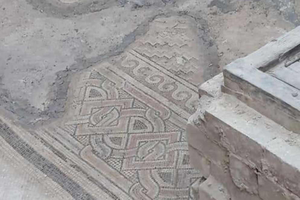 Un particolare del pavimento. Il restauro in corso sta evidenziando le diverse stratificazioni