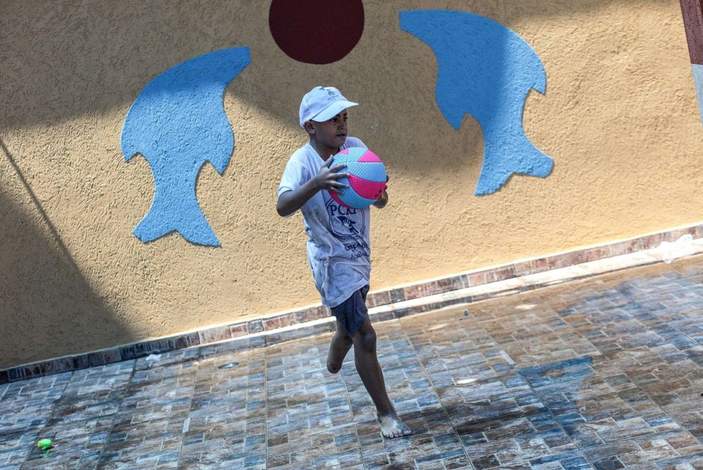 Oltre al nuoto, al centro estivo si possono fare i giochi con la palla (Ansa)