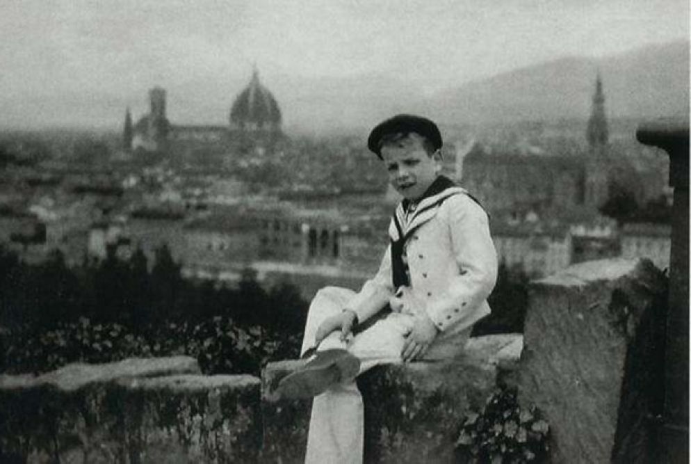 12 febbraio 1923 - Franco Zeffirelli nasce a Firenze. La madre è Adelaide Garosi Cipriani, il padre Ottorino Corsi, commerciante di stoffe di Vinci (discendente di leonardo) che riconoscerà il figlio, avuto fuori dal matrimoni, solo 19 anni dopo. Il cognome Zeffirelli viene scelto dalla madre ispirandosi agli “zeffiretti” cantati da Ilia in un’aria dell’Idomeneo di Mozart