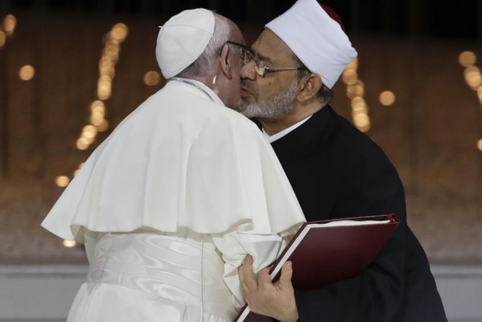 2019. In viaggio negli Emirati Arabi Uniti rappresenta un importante tassello nel dialogo interreligioso. Ad Abu Dhabi la storica firma del Documento sulla fratellanza da parte del Papa e del grande imam di Al-Azhar (Foto Ap)