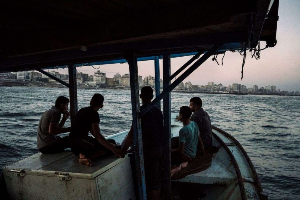 Gaza. “Dopo Oslo ci siamo sentiti sotto assedio in ogni aspetto della nostra vita. Ogni cosa che facciamo è condizionata dal blocco”, racconta Haytham giovane ingegnere di 27 anni che assieme a tre altri giovani colleghi a Gaza City, si è rimboccato le maniche per creare un prototipo in grado di creare energia elettrica dalle onde del mare