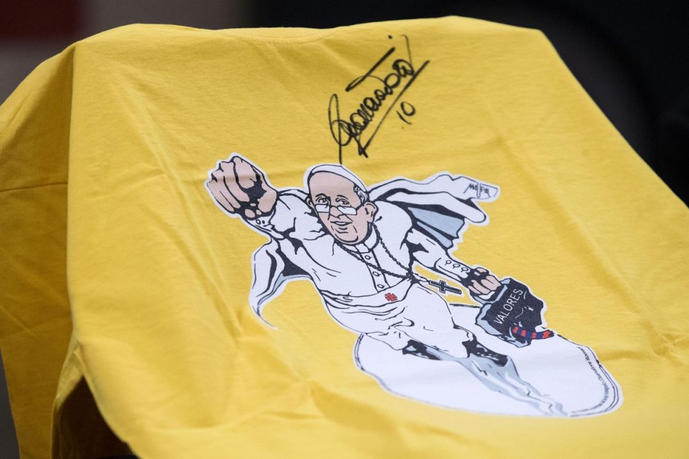 L'8 febbraio viene presentata in Vaticano l'iniziativa internazionale #OrdinaryHeroes, eroi di tutti i giorni: ecco la maglia dedicata a papa Francesco, firmata in quell'occasione dall'ex capitano della AS Roma, Francesco Totti (Ansa)