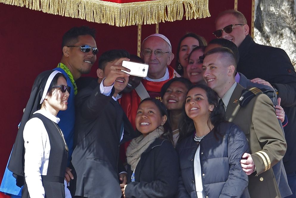 Il 25 marzo il Papa presiede la Messa delle Palme alla presenza di numerosi giovani. Ecco un selfie con alcuni partecipanti alla Riunione Pre Sinodale in vista del Sinodo sui Giovani di ottobre (Siciliani)