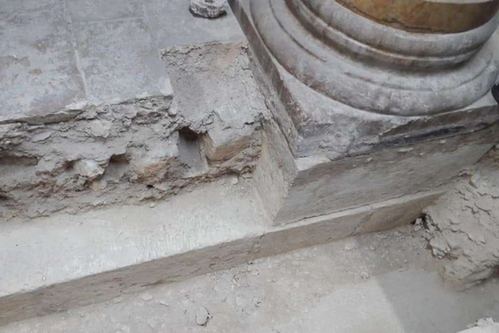 Un dettaglio della pavimentazione in corso di restauro