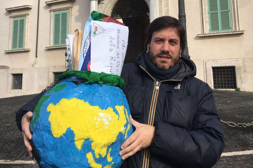 Il portavoce dell'Unicef, Andrea Iacomini, con le lettere dei bimbi ai coetanei del Cara da consegnare al presidente della Repubblica