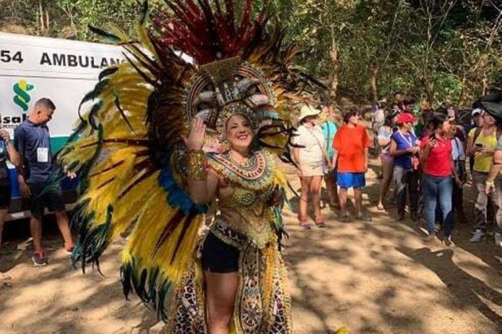 Una ragazza con un costume tradizionale assieme ai giovani dei gruppi della Lombardia e della Puglia, ospiti a Macaracas, diocesi di Chitré, prima della Gmg a Panama.