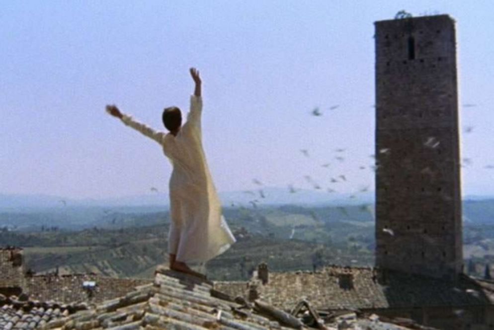 1971 - Dirige Fratello sole, sorella luna sulla vita di San Francesco d’assisi. Francesco è Graham Faulkner, Chiara Judi Bowker, Valentina Cortese è Pica, madre del santo mentre Alec Guinness veste i panni di Papa Innocenzo III