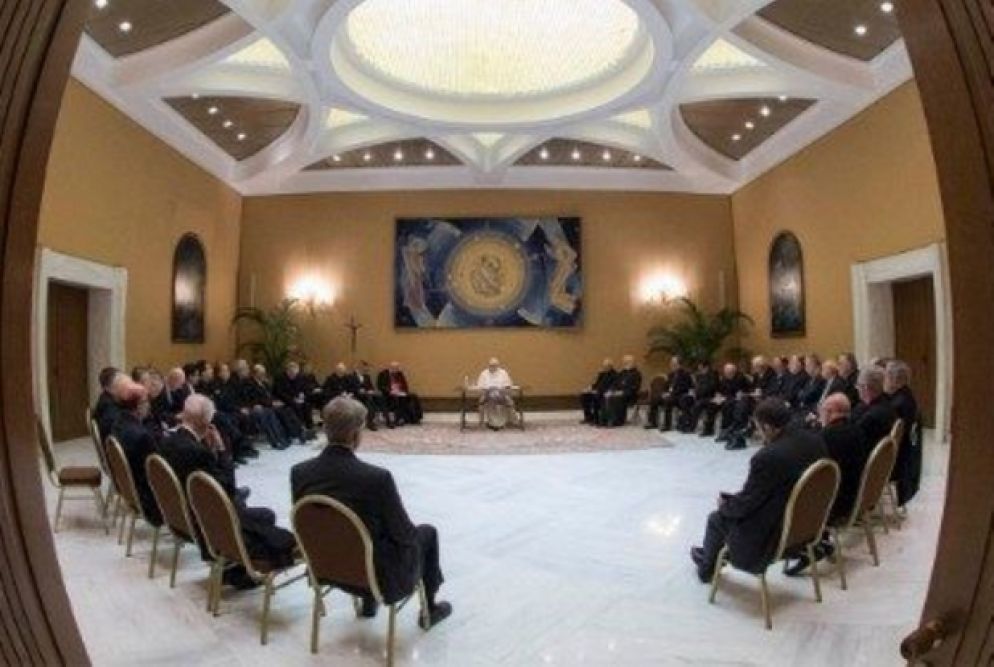 2018. Un anno segnato dallo scandalo degli abusi commessi da sacerdoti e religiosi sui minori. Tra i gesti più clamorosi della lotta alla pedofilia voluti dal Papa, vi è la convocazione di tutti i vescovi del Cile in Vaticano, conclusosi con l'offerta delle dimissioni da parte dell'intero episcopato cileno. (Foto Ansa)