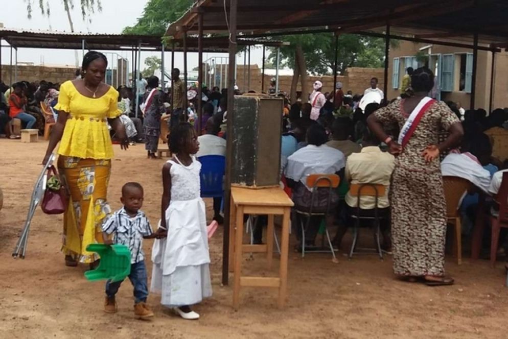 La Comunità Missionaria di Villaregia, nata in Italia nel 1981, è composta da consacrati, sacerdoti, coppie di sposi e laici di diverse nazionalità.