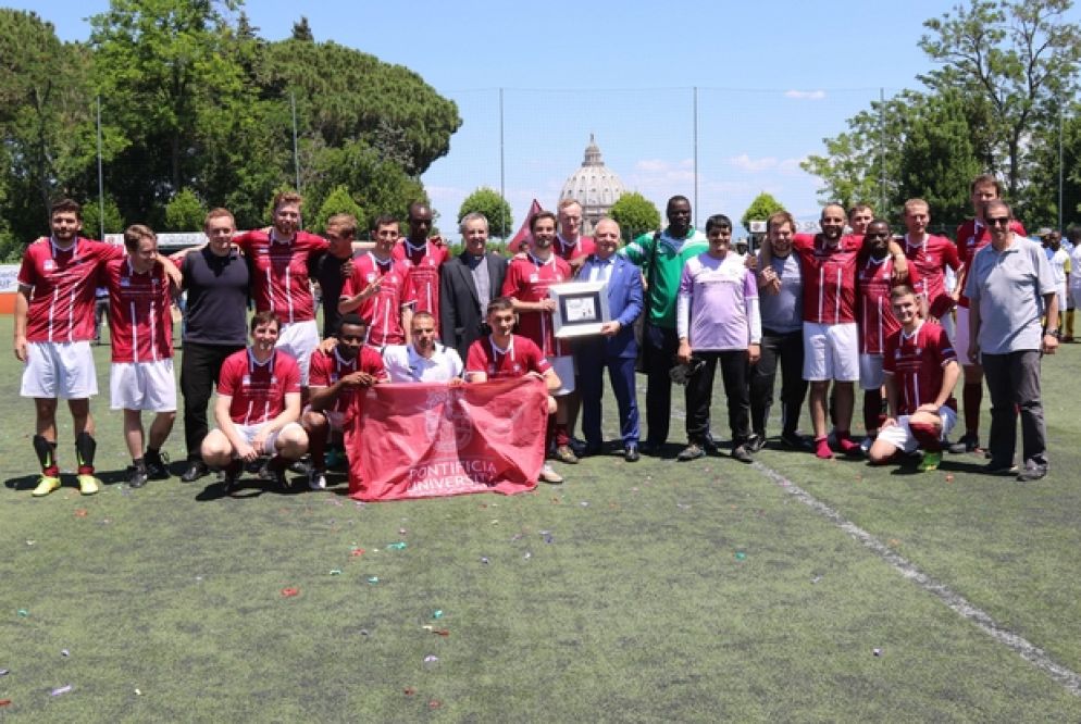 La squadra della Pontificia Università Gregoriana, una delle 16 squadre – pontifici collegi, seminari, università pontificie - in rappresentanza dei 370 tesserati al Mondiale della Chiesa, dove hanno giocato atleti consacrati, di 70 nazionalità diverse.