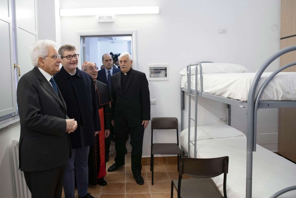 Le camere da letto del Centro Matteo Ricci. Con Mattarella e padre Ripamonti anche il cardinale vicario Angelo De Donatis e il superiore generale dei gesuiti padre Arturo Sosa