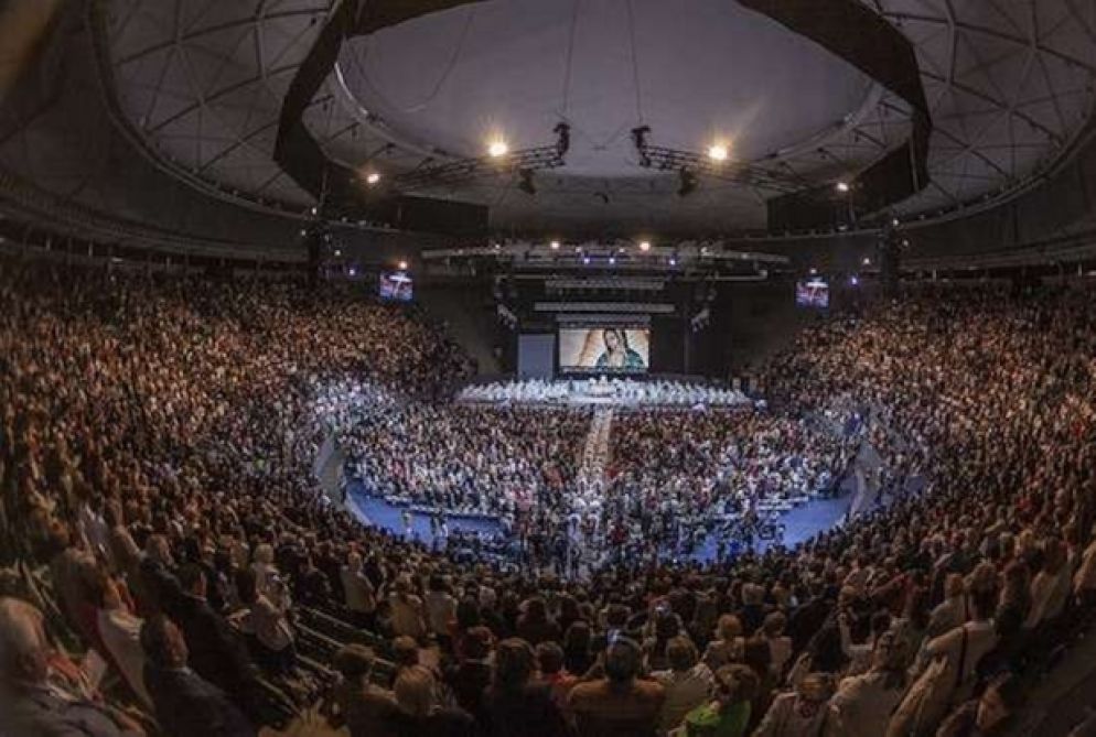 I fedeli assistono alla beatificazione