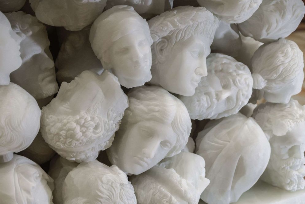 Particolare dell'altare di Claudio Parmiggiani per la basilica di Santa Maria Assunta di Gallarate (Giorgio Giovara)