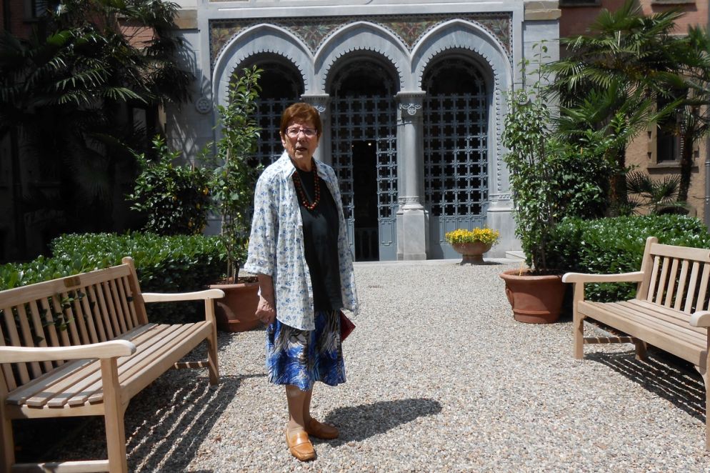 Luisa Mandelli nel giardino di "Casa Verdi" a Milano