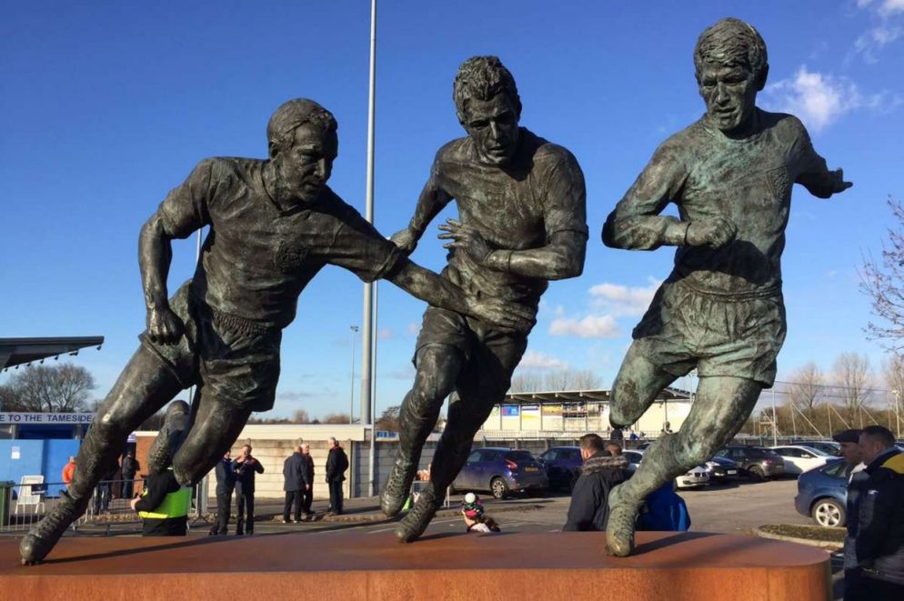 L'inglese Ashton-under-Lyne celebra così i tre campioni del mondo nati tra le sue case: da sinistra Jimmy Armfield CBE (inghilterra 1966), Simone Perrotta 2006)e Geoff Hurst (Inghilterra 1966)