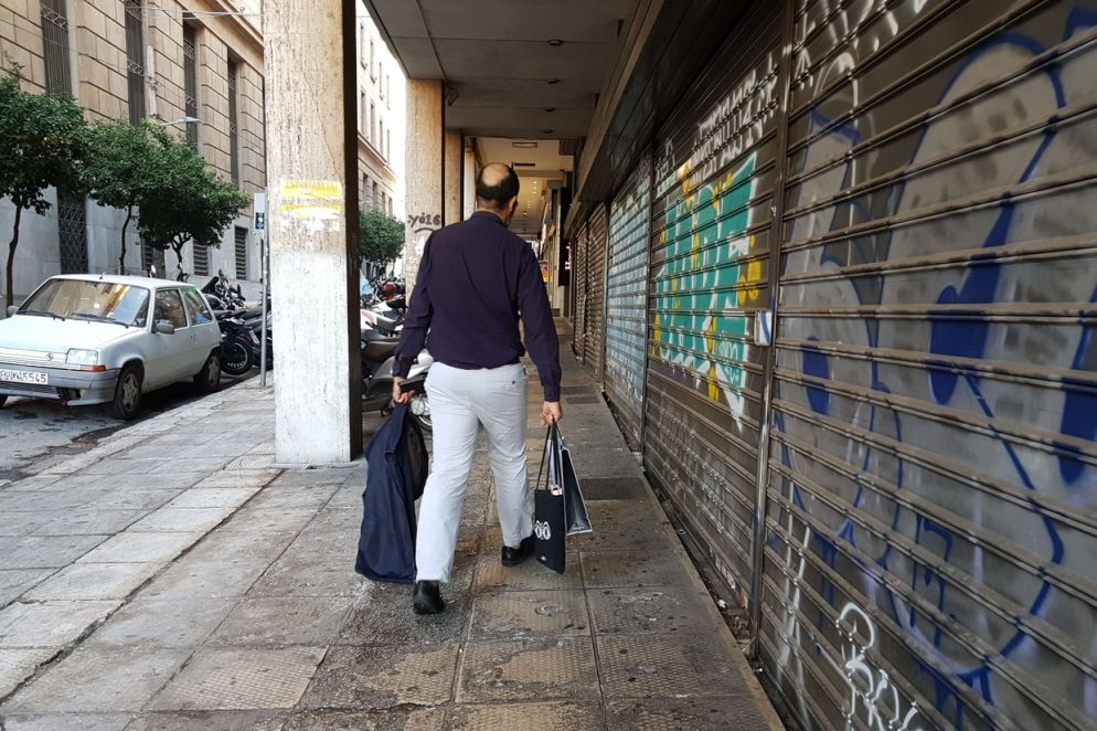 Negozi chiusi fra le vie del centro di Atene