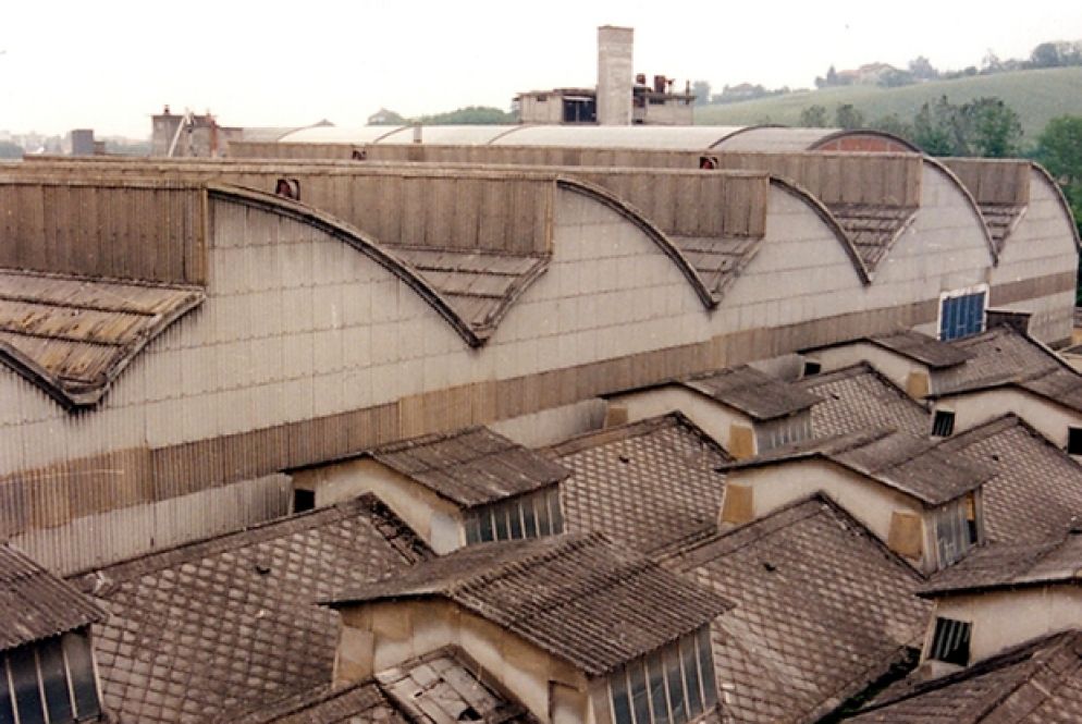I tetti dello stabilimento Eternit di Casale Monferrato, così come si presentavano nel 2004. L'anno successivo l'intero edificio fu abbattuto. Oggi, sopra l'area bonificata sorge il Parco Eternot, coi giochi per i bambini e la “collina della donne”