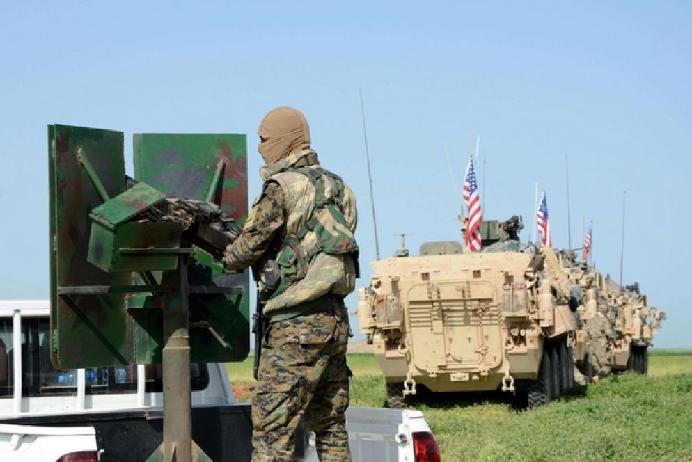 Combattenti curdi del Ypg Darbasiyah (nel nord della Siria) scortati da un convoglio americano (foto Ansa)