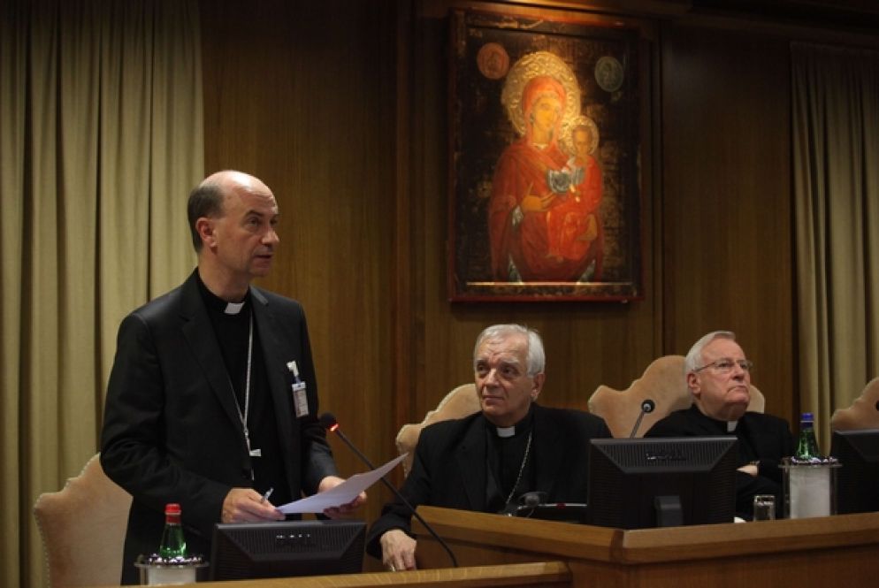 Monsignor Stefano Russo, segretario generale della Cei, saluta i vescovi riuniti (Siciliani)