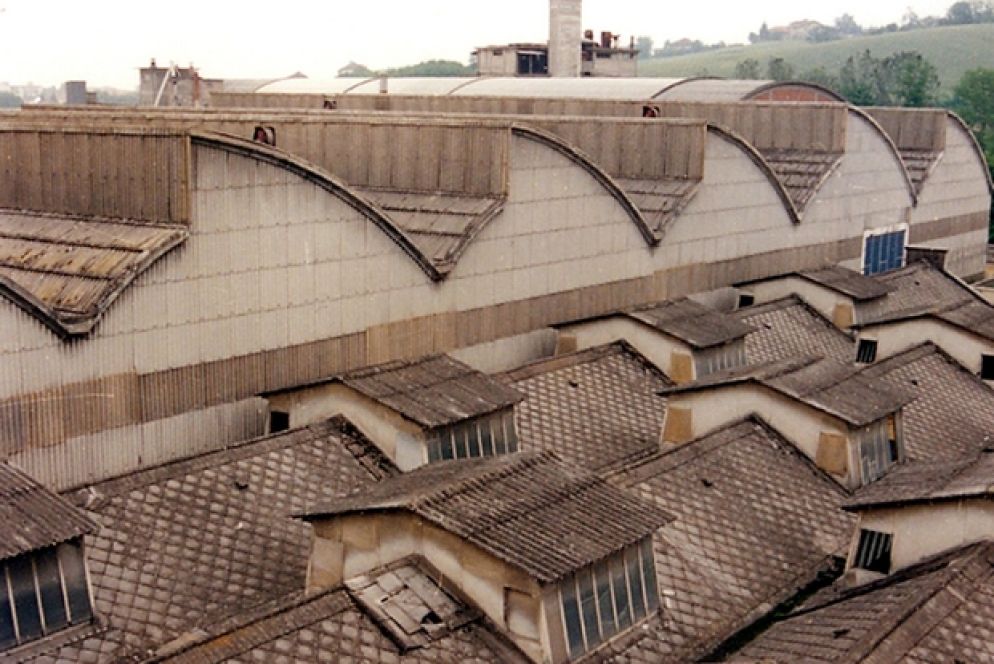 I tetti di amianto dello stabilimento Eternit a Casale Monferrato. Lo stabilimento chiuse nel 1986