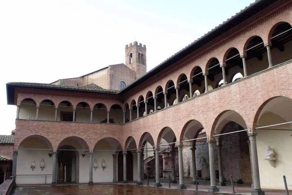 Il santuario di Santa Caterina, con la sua casa natale, nella contrada dell'Oca a Siena