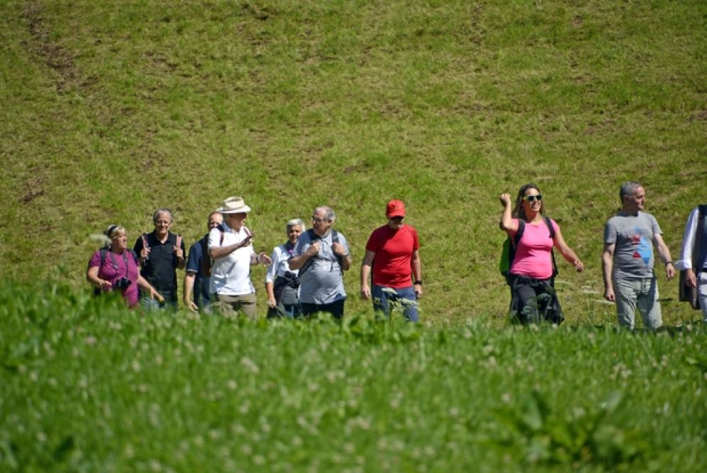 Il direttore di Avvenire, Marco Tarquinio, e l'arcivescovo di Trento, Lauro Tisi, in cammino verso la chiesa di San Giovanni a Mezzano (foto Giorgio Boato)