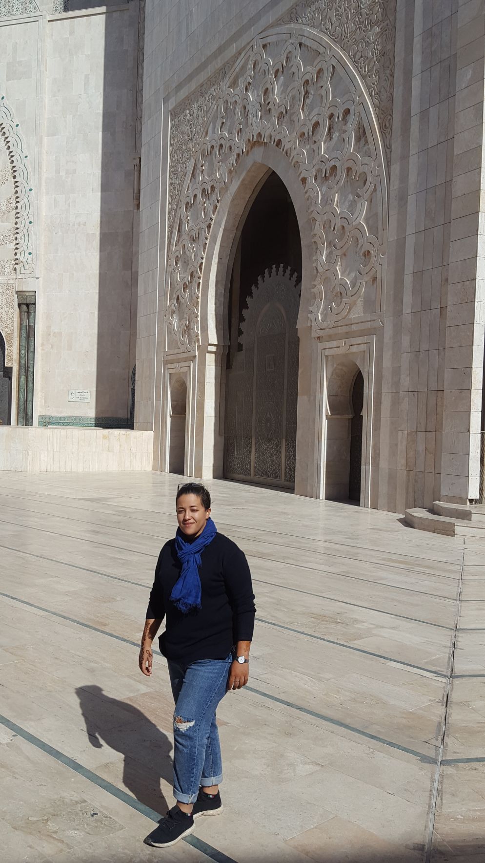 La giovane Luna davanti alla moschea di Hassan II a Casablanca, in Marocco (G. Paolucci)