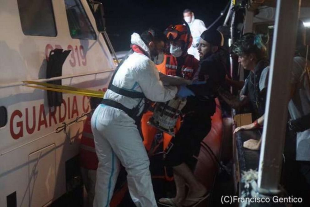 Ultima evacuazione medica nella quindicesima notte a bordo per le persone soccorse da Open Arms. Francisco Gentico / Open Arms