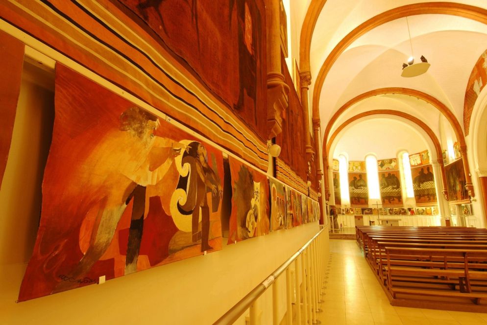 L'interno della chiesa di Saint-Hugues-de-Chartreuse con le opere di Arcabas