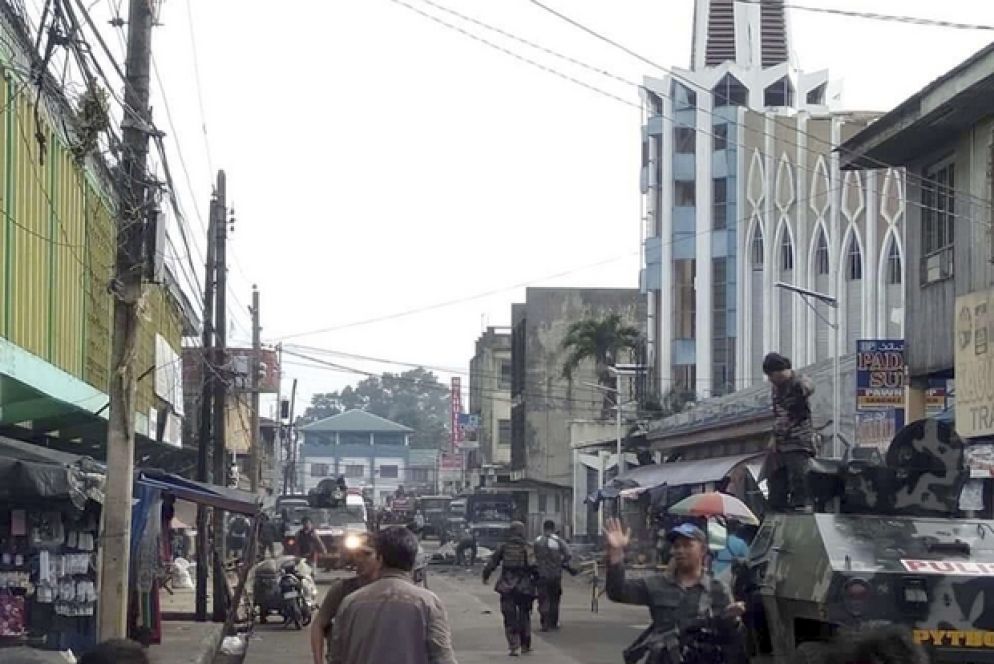 Il cordone di polizia intorno alla cattredale (sulla destra). Foto delle Forze armate filippine via Ansa