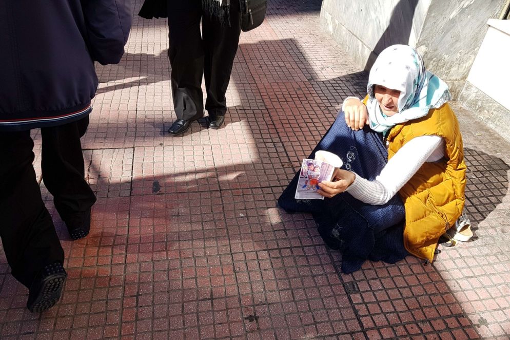 Un povero che chiede l'elemosina nel centro di Atene