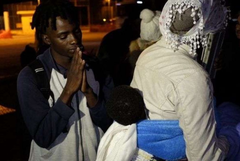 Lasciati fuori dal cancello del Cara. Soli, di sera senza sapere dove andare. Tra loro anche una famiglia con una bimba di 5 mesi (Il Crotonese www.ilcrotonese.it)