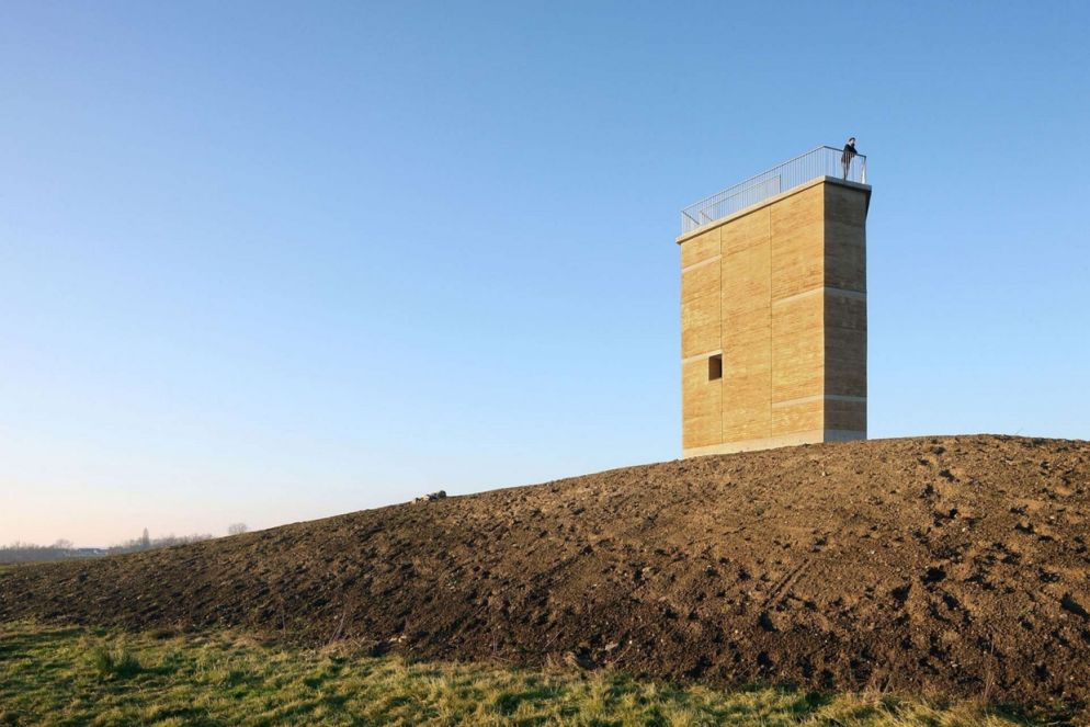 La torre in terra cruda del parco di Negenoord, in Belgio (De Gouden Liniaal Architecten)