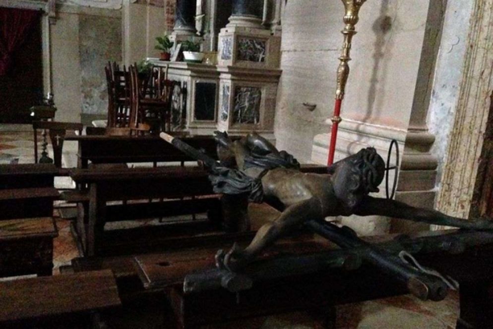 Il Crocifisso ligneo della chiesa di San Cassiano, rimosso per salvarlo dall'acqua alta (foto da Gente Veneta)