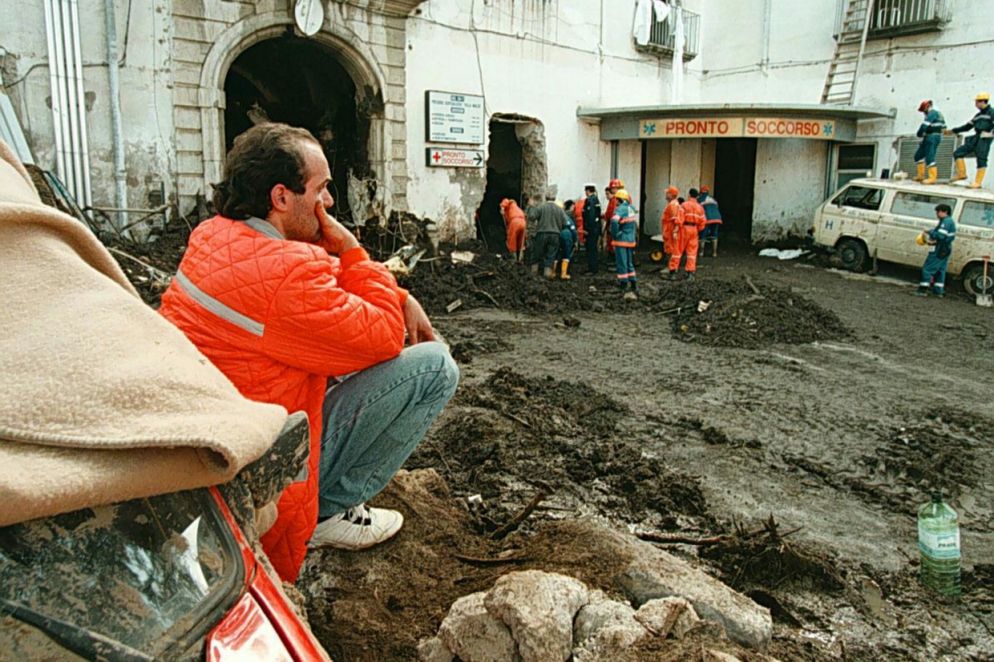 L'attesa dei soccorsi a Sarno (Ansa)