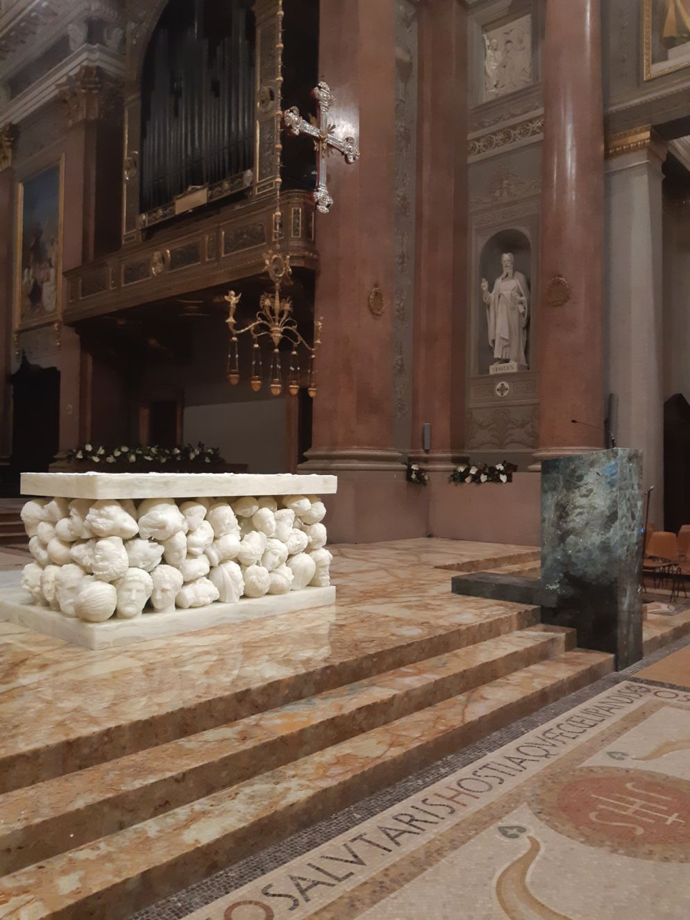 Il nuovo presbiterio curato da Claudio Parmiggiani dela basilica di Santa Maria Assunta di Gallarate