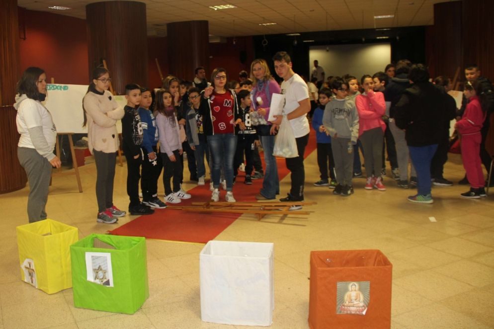 I volontari del Centro Padre Nostro durante un momento di animazione con i ragazzi di Brancaccio