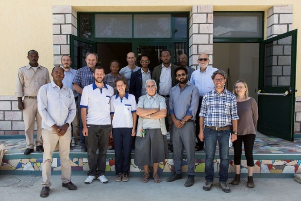 Lo staf di volontari che collaborano con suor Laura per le opere svolte dalla missione salesiana di Adua