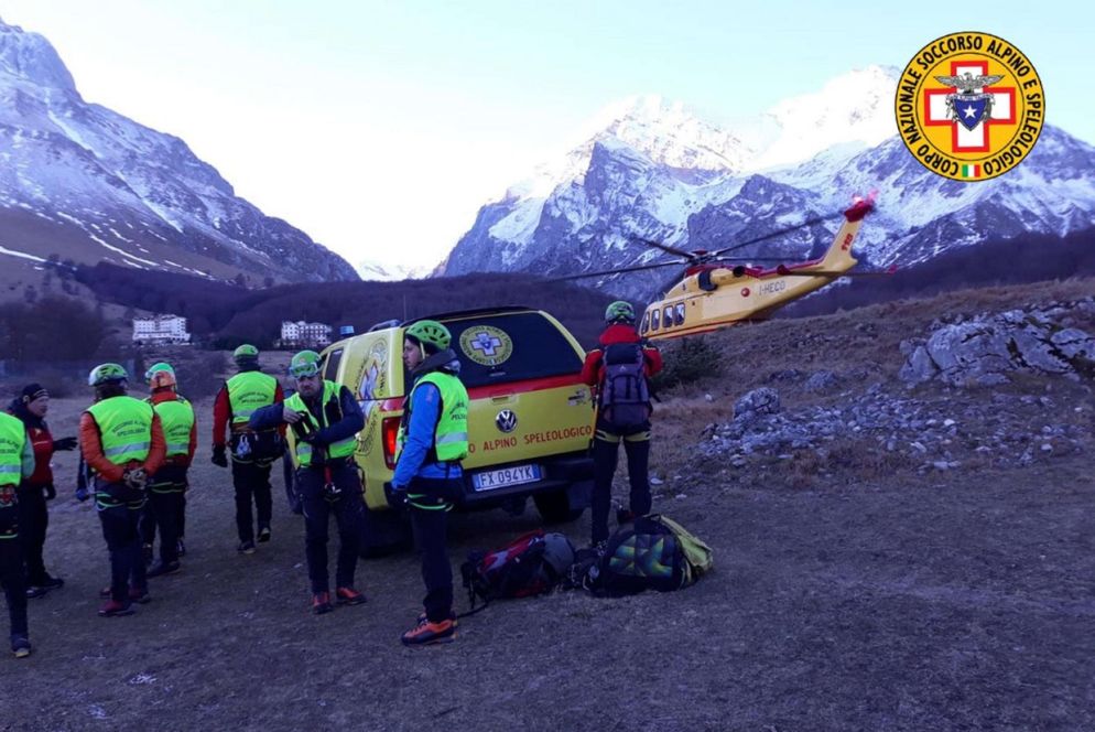 Il Soccorso alpino durante le operazioni sul Gran Sasso - Ansa