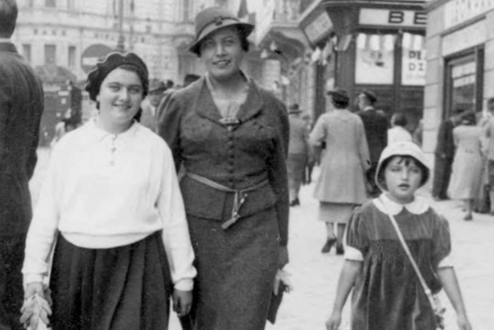 Renia a passeggio con la madre e la sorella scampate al genocidio