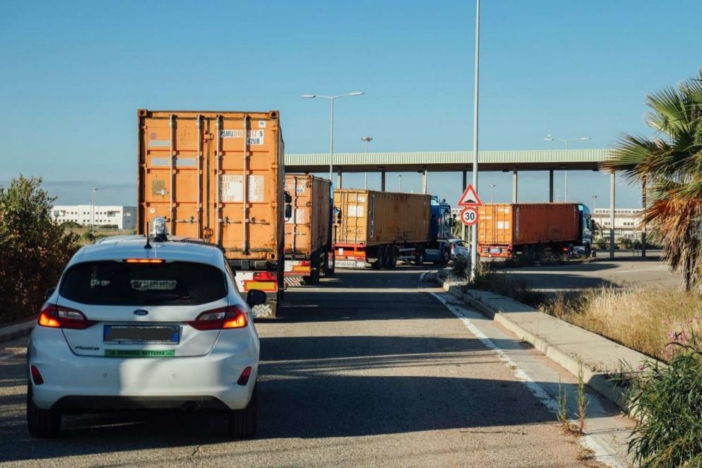 I quattro tir scortati da guardie giurate portano i container al porto (photo credit Kevin McElvaney)