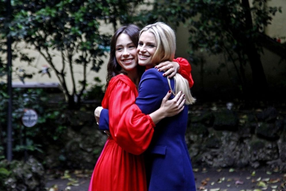 Michelle Hunziker conduce "Vuoi scommettere?" di Canale 5 con la figlia Aurora Ramazzotti