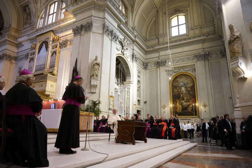 L'incontro del Papa con il clero nella Cattedrale di Palermo (VaticanMedia/Ansa)