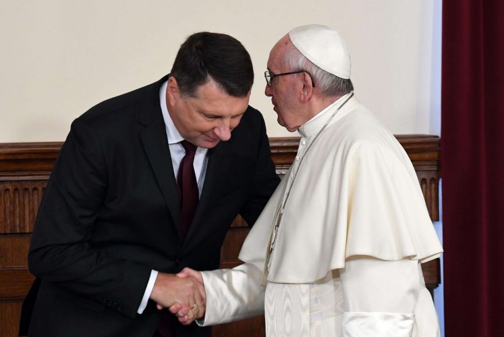 L'incontro tra il Papa e il presidente lettone Raimonds Vejonis (Ansa)