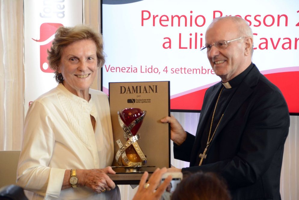 La regista Liliana Cavani riceve il premio da monsignor Nunzio Galantino (Giorgio Boato)