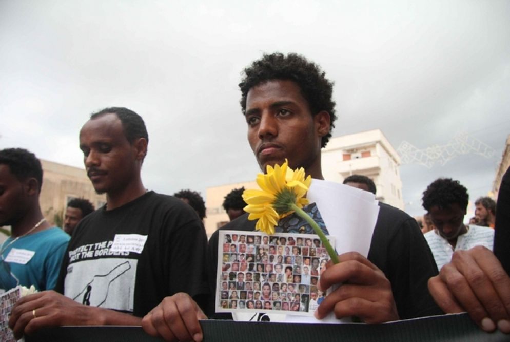 I parenti dei migranti morti nel naufragio di Lampedusa dell'ottobre 2013 (Ansa)